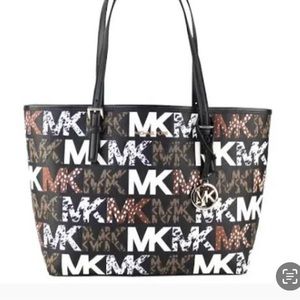 Michael Kors Tote purse medium!